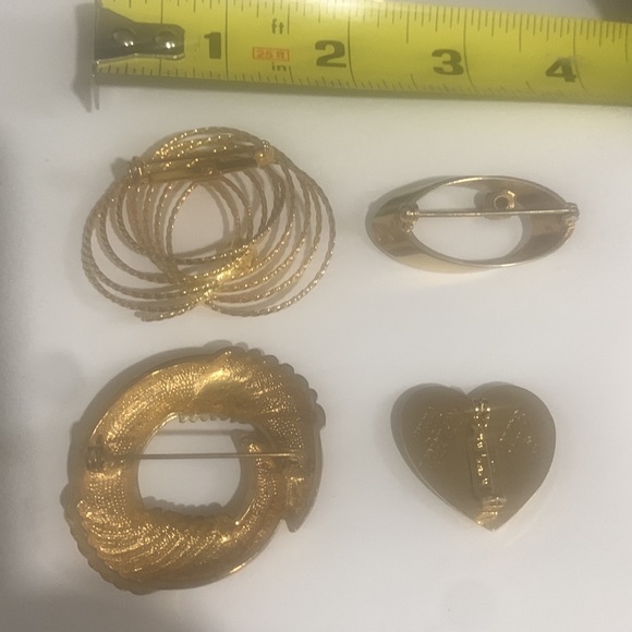 Lot of Vintage Gold Tone Brooches - Picture 3 of 7